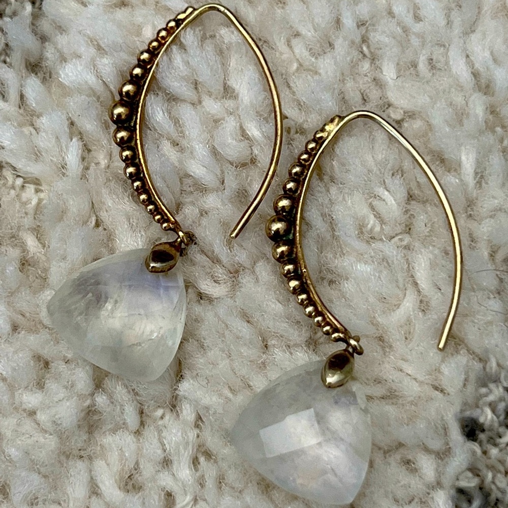 GP sterling silver moonstone drop earring.
